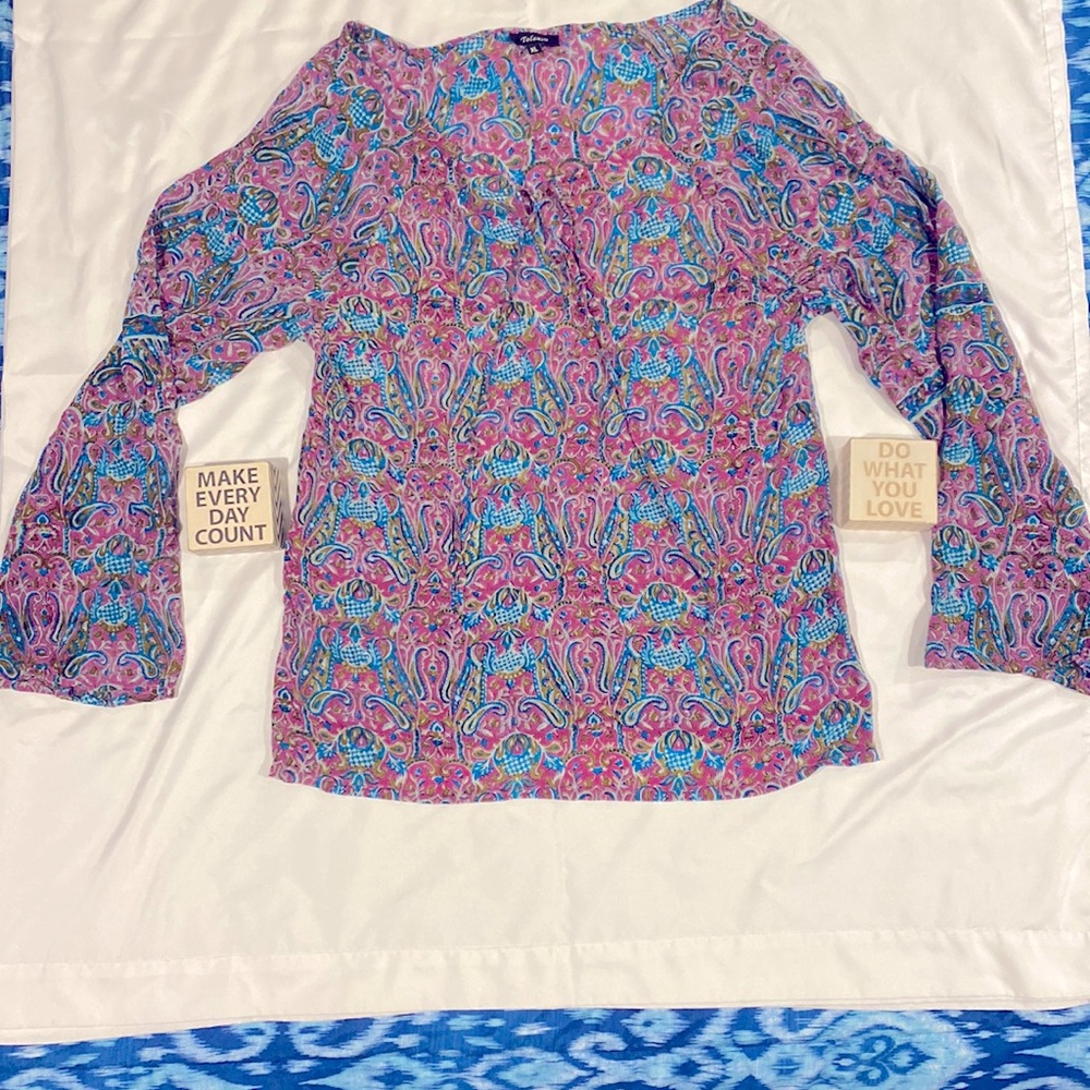 100% Silk Tolani women’s blouse. Can also be worn as a beach cover up!!